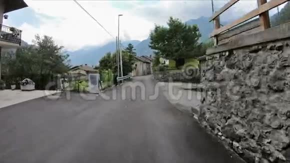 维林村的一条街道香波拉兹视频的预览图