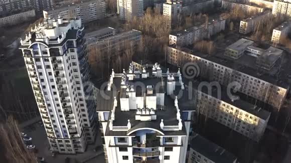 飞过房屋的屋顶沃龙佐夫庄园航空摄影住宅区视频的预览图