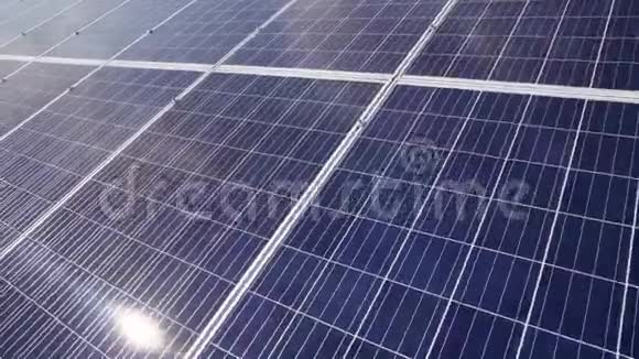太阳能电池板农场太阳能电池与阳光替代能源生产用硅板的特写镜头视频的预览图