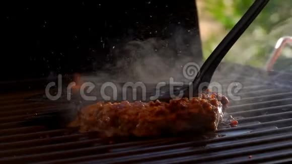 在明火的烤架上烤牛肉汉堡视频的预览图