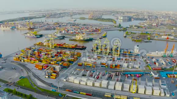 从城市景观港口和工业区集装箱仓库和铁路系统的高度俯瞰全景视频的预览图