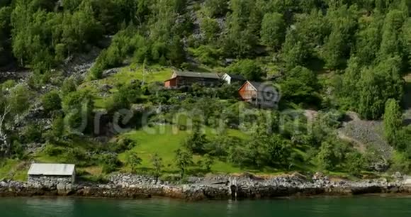 Geirangerfjorden挪威春天风景中的吉兰格峡湾海岸港从浮式旅游船渡船观视频的预览图