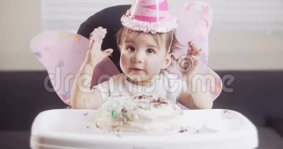 小女孩庆祝她的第一个生日视频的预览图