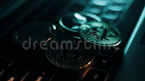 加密货币硬币金色比特币以太和小币在键盘上视频的预览图
