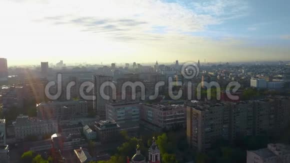 俄罗斯清晨阳光下莫斯科宁静的空中拍摄视频的预览图