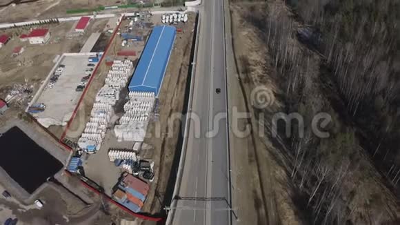 位于高速公路上的仓库的俯视图视频的预览图