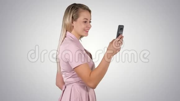 快乐女人选择在线内容在智能手机梯度背景视频的预览图
