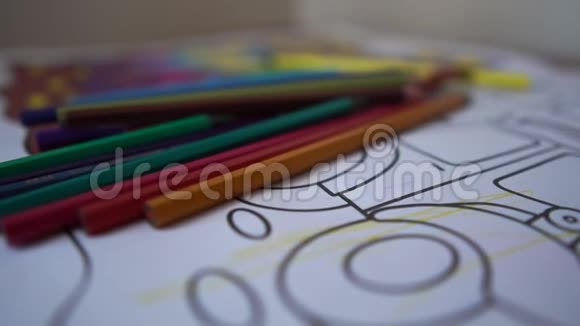 彩色铅笔贴在孩子们身上着色动作慢视频的预览图