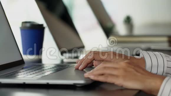4K男子手中电脑键盘打字坐在办公桌前在家里用笔记本电脑工作的视频视频的预览图