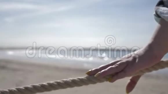 女人手牵着绳子靠近大海视频的预览图