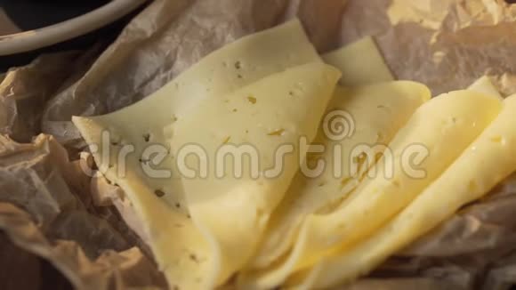 切片奶酪是在精心制作的羊皮纸冷的零食天然成分奶酪盘温和的切达干酪零食与视频的预览图