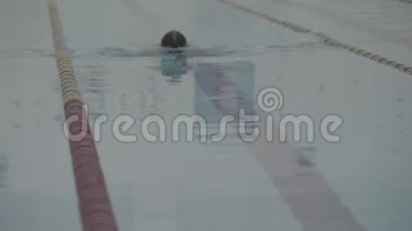 专业游泳运动员几乎不会在室内空池游泳中锻炼呼吸能力视频的预览图