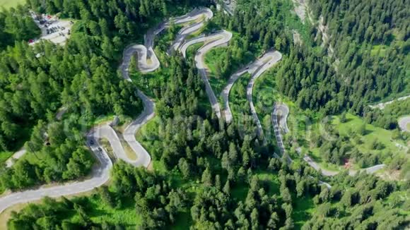 瑞士阿尔卑斯山的马洛亚山口弯曲的道路视频的预览图