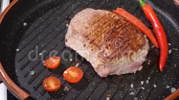 牛排加番茄煎锅视频的预览图