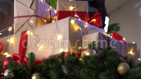 4k视频圣诞背景与装饰和许多礼品盒与一个大红蝴蝶结背景闪烁视频的预览图