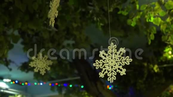 圣诞树上的雪花视频的预览图