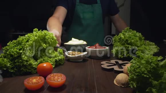 幻灯片放大镜头厨师烹饪蔬菜和芥末与勺子法国芥末沙拉和蔬菜烹饪视频的预览图