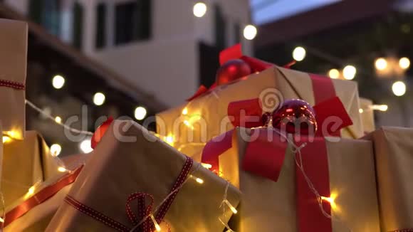 4k视频圣诞背景与装饰和许多礼品盒与一个大红蝴蝶结背景闪烁视频的预览图