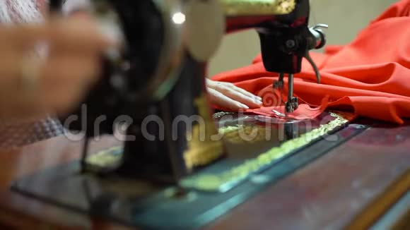 女裁缝为老式缝纫机工作视频的预览图