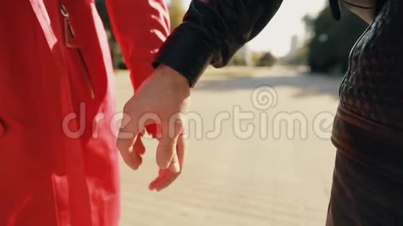 无法辨认的情侣手牵着手走在城市小巷里视频的预览图