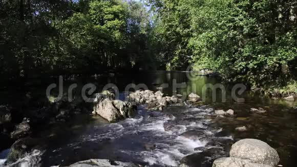 威尔士斯诺多尼亚国家公园河景视频的预览图