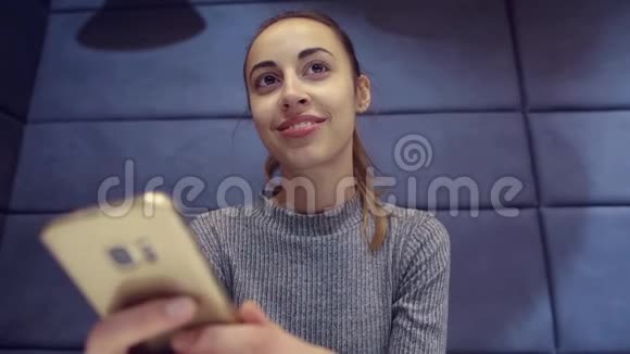 商务女性在咖啡厅使用手机视频的预览图