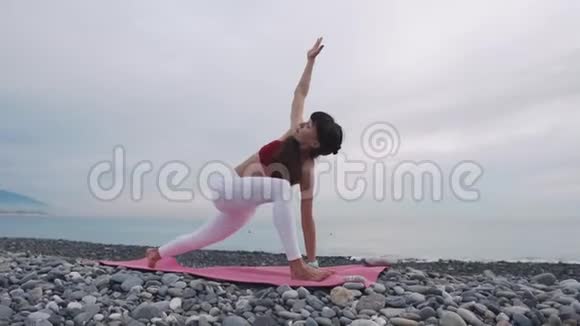 做瑜伽的活跃女人在户外摆姿势视频的预览图