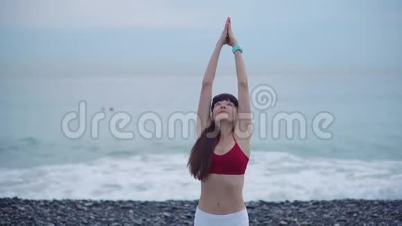 在海滨练习瑜伽的成年女性视频的预览图