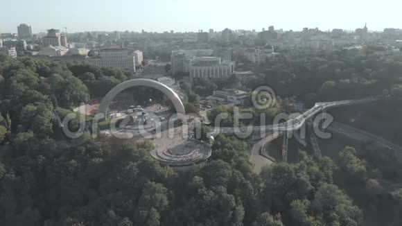 基辅乌克兰工会拱门空中观景视频的预览图
