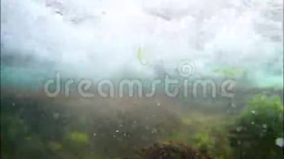 破波飞溅使气泡在黑海沿岸带水下浮潜镜头石头视频的预览图