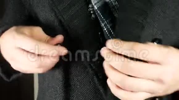 男人扣上灰色的冬衣视频的预览图