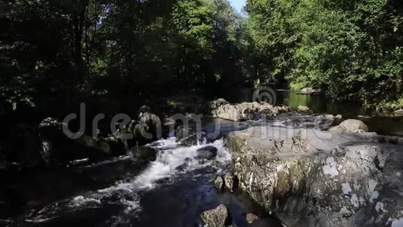 英国斯诺多尼亚国家公园与其湍急的河流之间视频的预览图