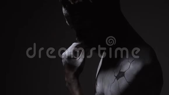 以裂缝的形式画在身体上视频的预览图