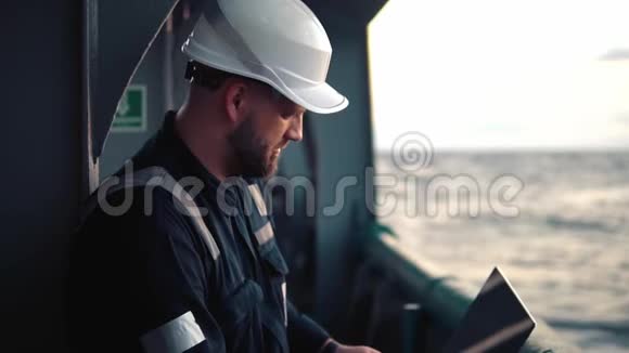 船长或船长在甲板上观看笔记本电脑视频的预览图