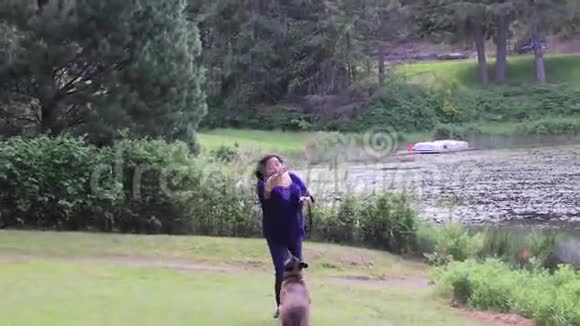 狗和女人在湖边玩视频的预览图