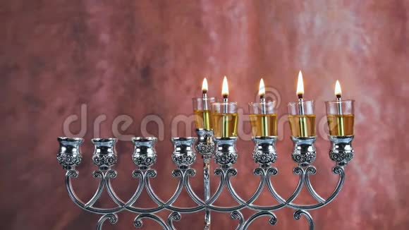 犹太节日光明节的第四天光明节点燃了五支光明节蜡烛视频的预览图