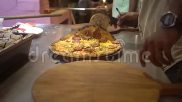 厨师烹饪披萨特写SriLanca视频的预览图