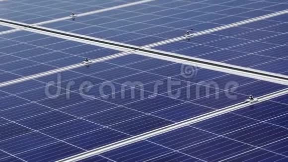 用于替代能源生产的水平太阳能电池板模块太阳能发电站视频的预览图