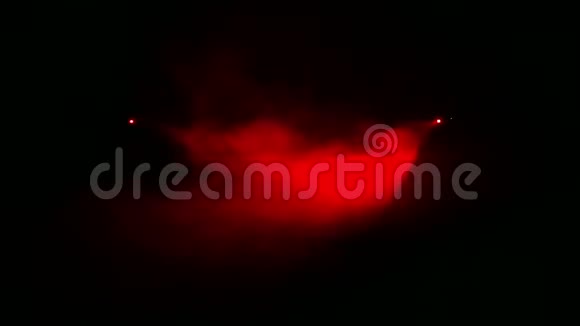 红光是由烟雾毯中黑暗中的轮廓聚光灯产生的视频的预览图
