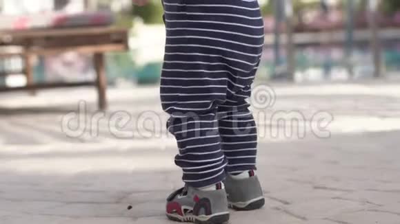 近距离拍摄婴儿在街上行走腿视频的预览图