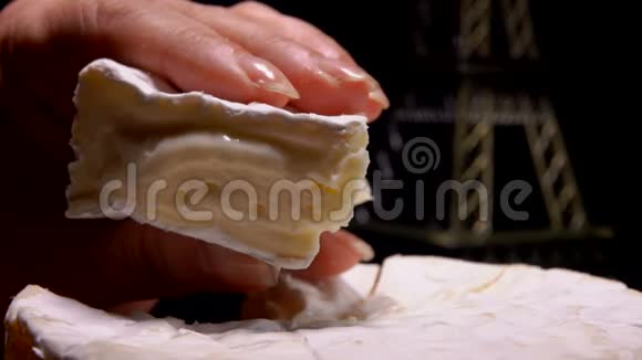 手指挤压一块柔软的法国奶酪视频的预览图