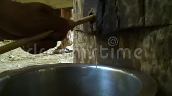缅甸农村家庭自制花生油视频的预览图