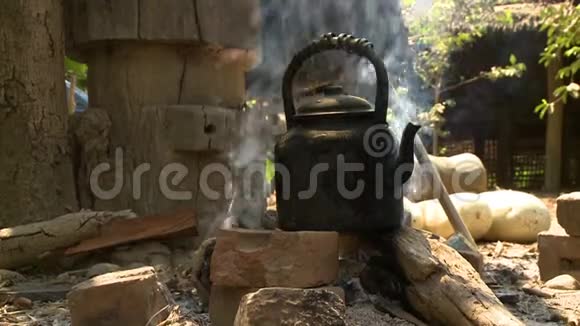 缅甸卡拉瓦石炉上的一个油壶视频的预览图