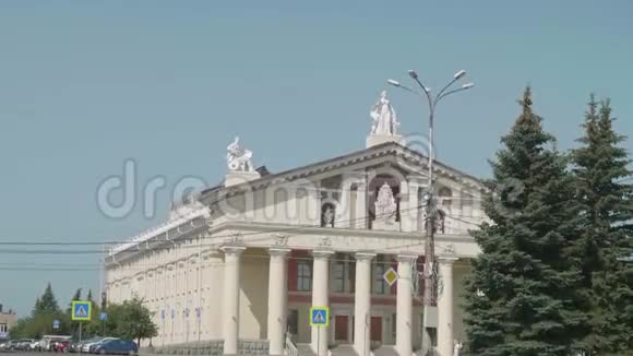 带有正面雕像的剧院白色建筑的景观背景上的蓝天视频的预览图