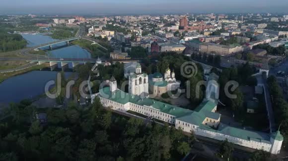 上午乘坐飞机飞越旧的SpasoPreobrazhensky修道院南斯拉夫俄罗斯视频的预览图