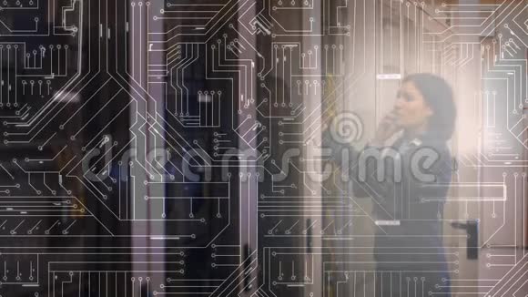 女人在电话服务器室工作前台有发光电路板视频的预览图