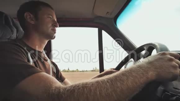 一个英俊的年轻人开车视频的预览图