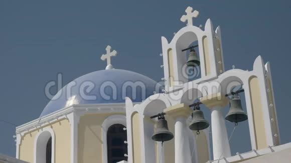 在圣托里尼菲拉一个蓝色圆顶和四个教堂钟声的低角度拍摄视频的预览图