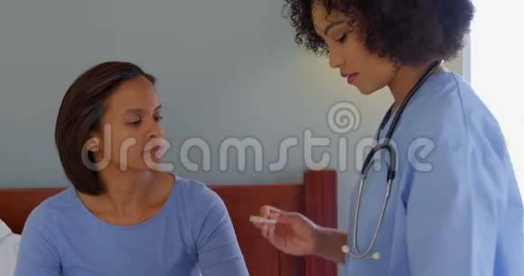 混合种族女医生将助听器插入女性耳朵4k视频的预览图