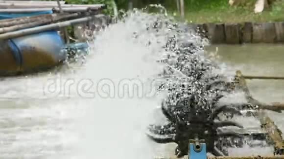 a水轮机即工作旋转引起池塘氧水疗法视频的预览图